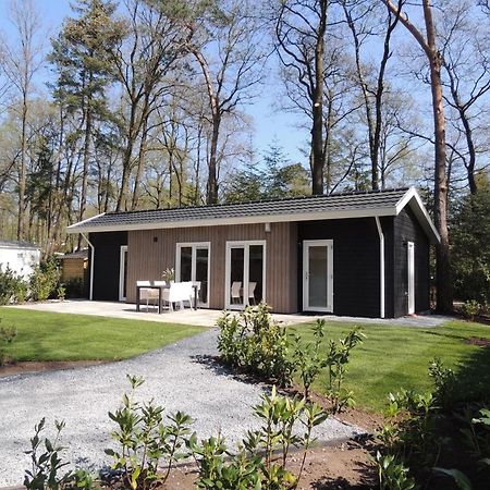 Comfortable Chalet With Combination Microwave Near The Veluwe Hoenderloo Bagian luar foto