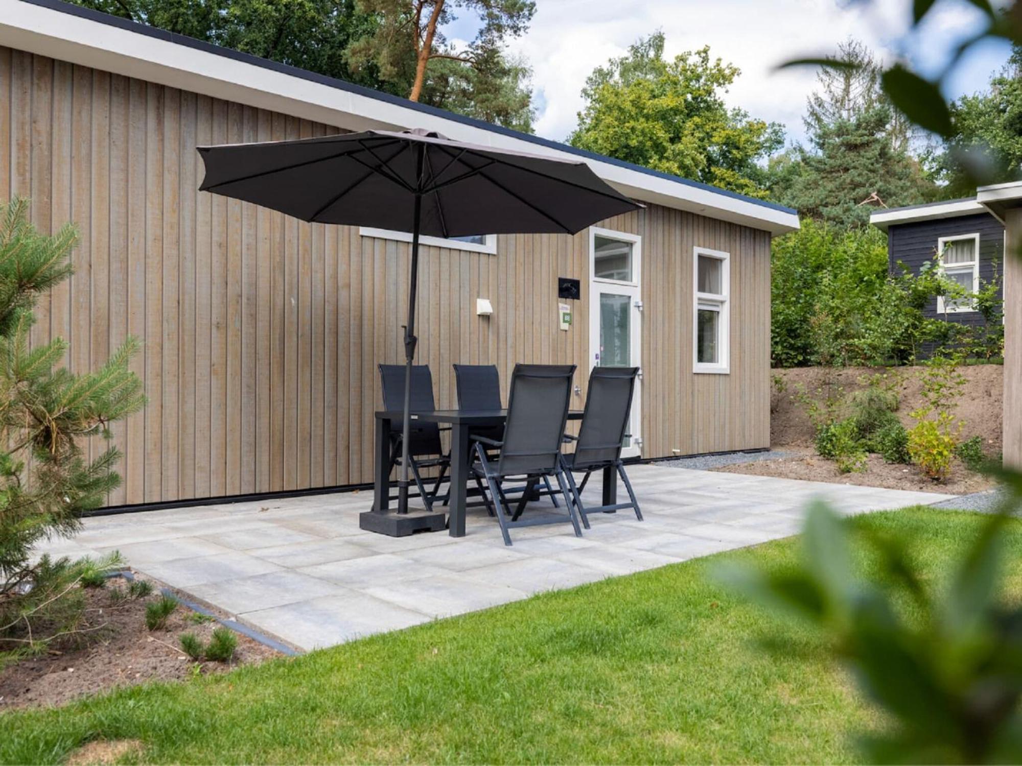 Comfortable Chalet With Combination Microwave Near The Veluwe Hoenderloo Bagian luar foto