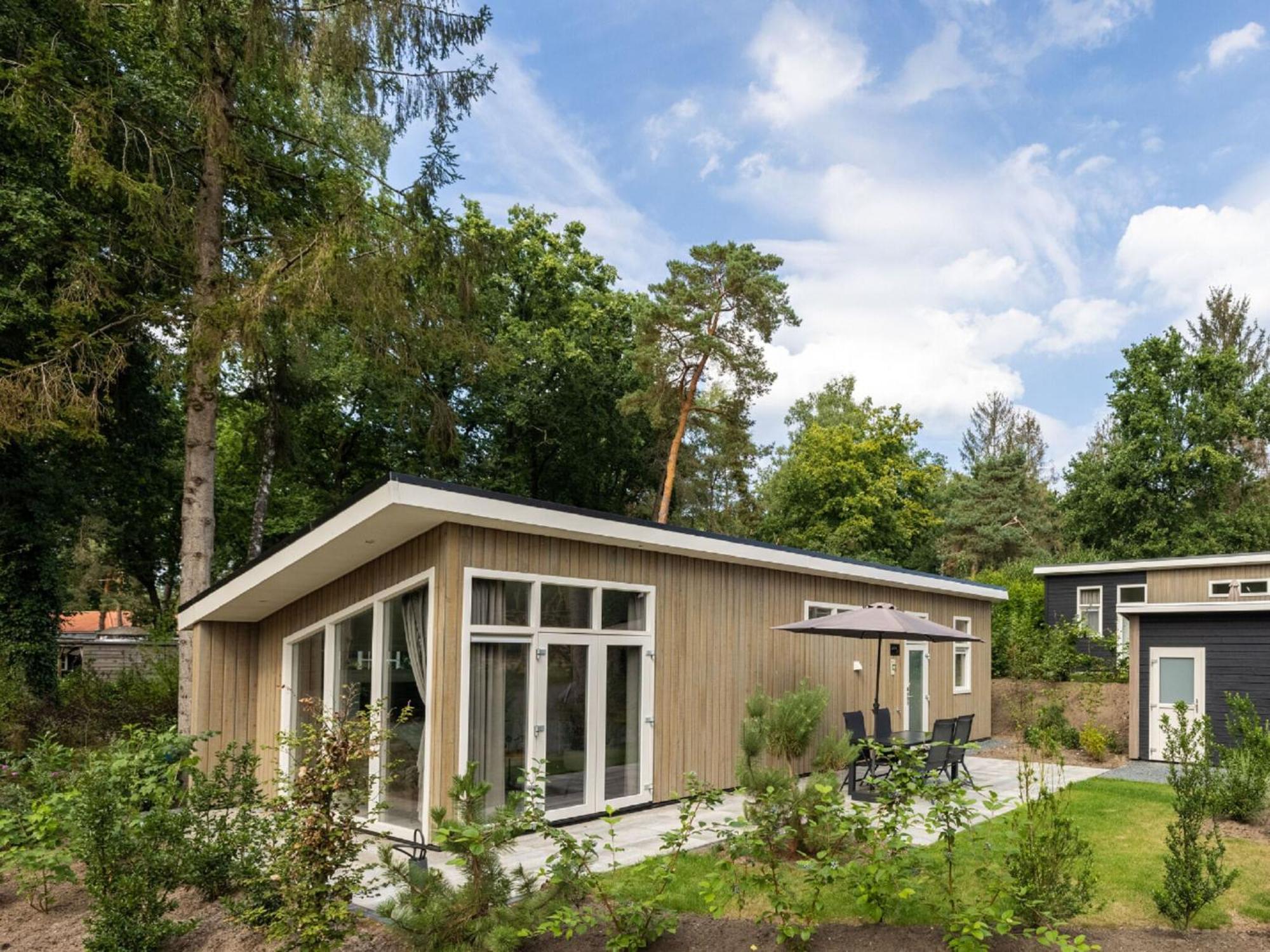 Comfortable Chalet With Combination Microwave Near The Veluwe Hoenderloo Bagian luar foto