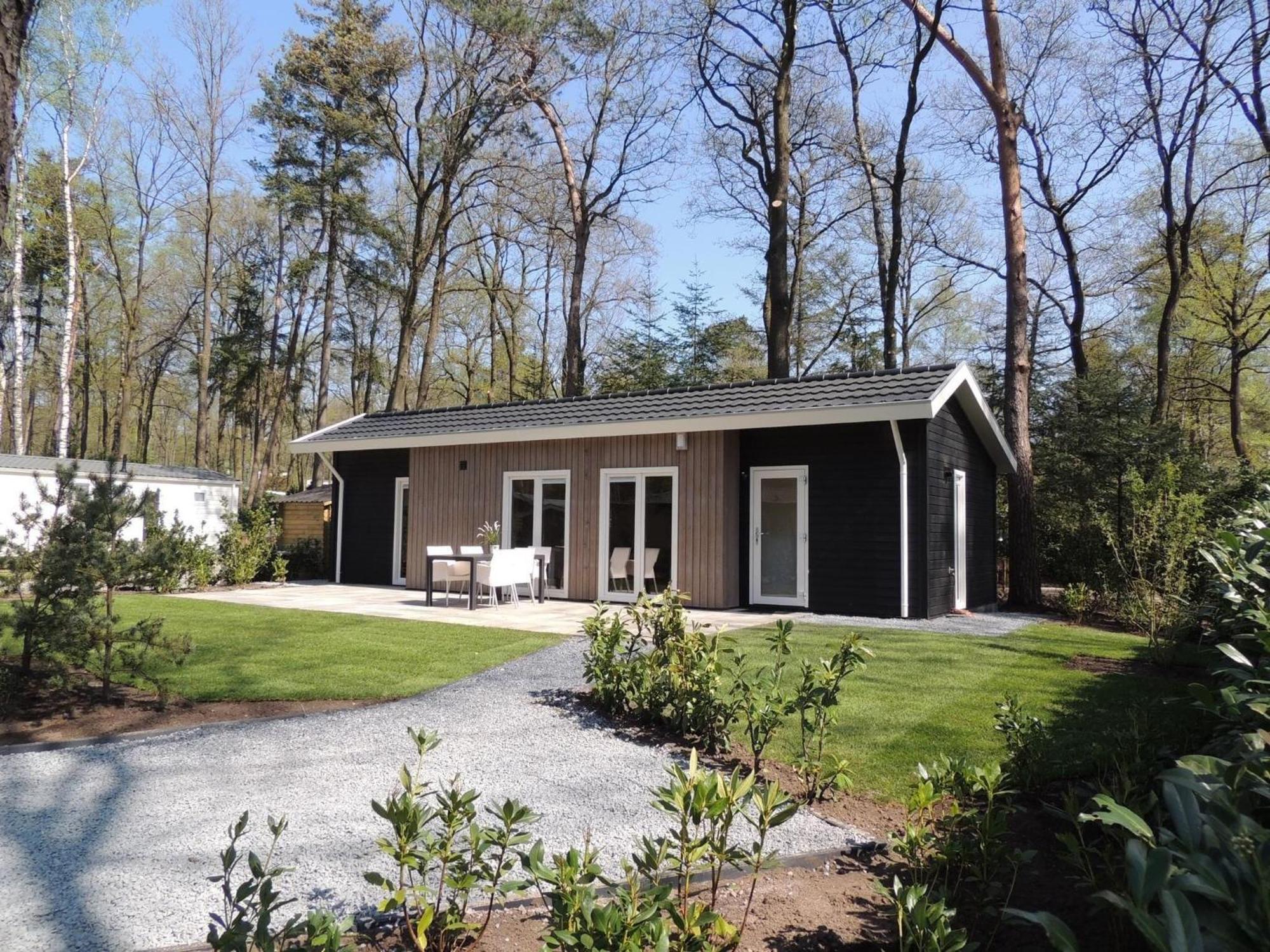 Comfortable Chalet With Combination Microwave Near The Veluwe Hoenderloo Bagian luar foto