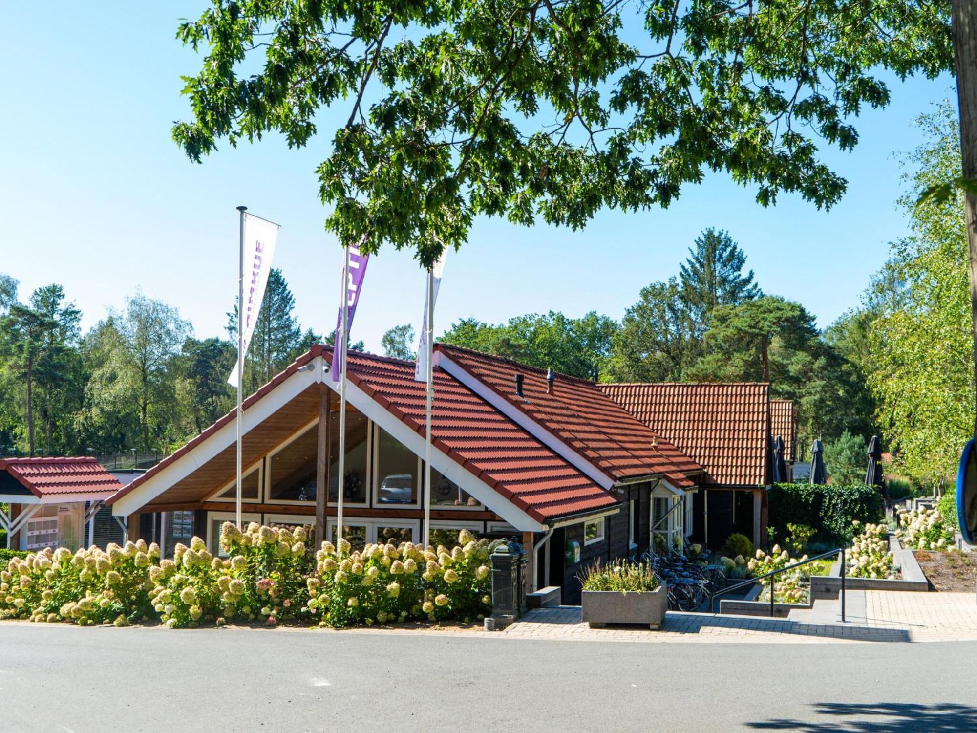 Comfortable Chalet With Combination Microwave Near The Veluwe Hoenderloo Bagian luar foto